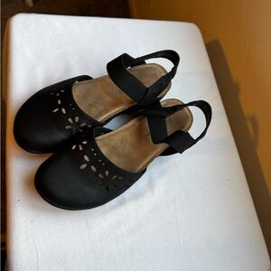 Y2K Vintage 7 Eight Mary Jane Style Sandal Close Toe Floral design. Size 7